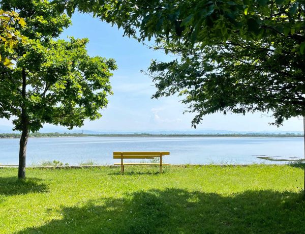 Sitzbank mit Blick auf die Lagune auf der Insel Barbana