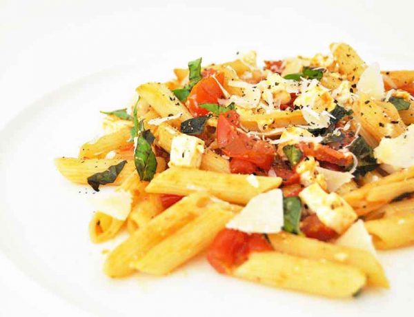 Nudeln mit Feta und Tomaten
