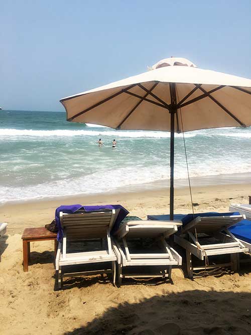 Sonnenliegen am Strand