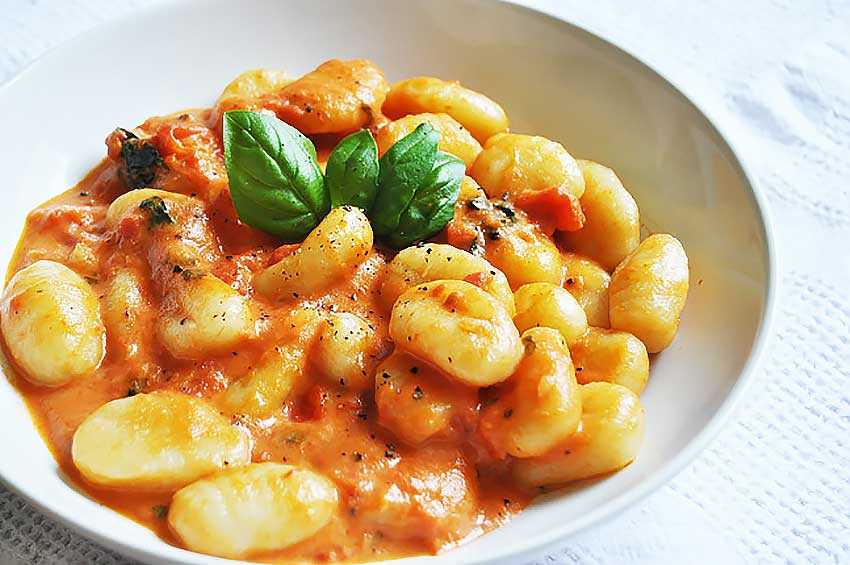 Gnocchi mit Tomaten-Mozzarella-Sauce | Miss Ju Gnocchi mit Tomaten-Mozzarella-Sauce | Miss Ju