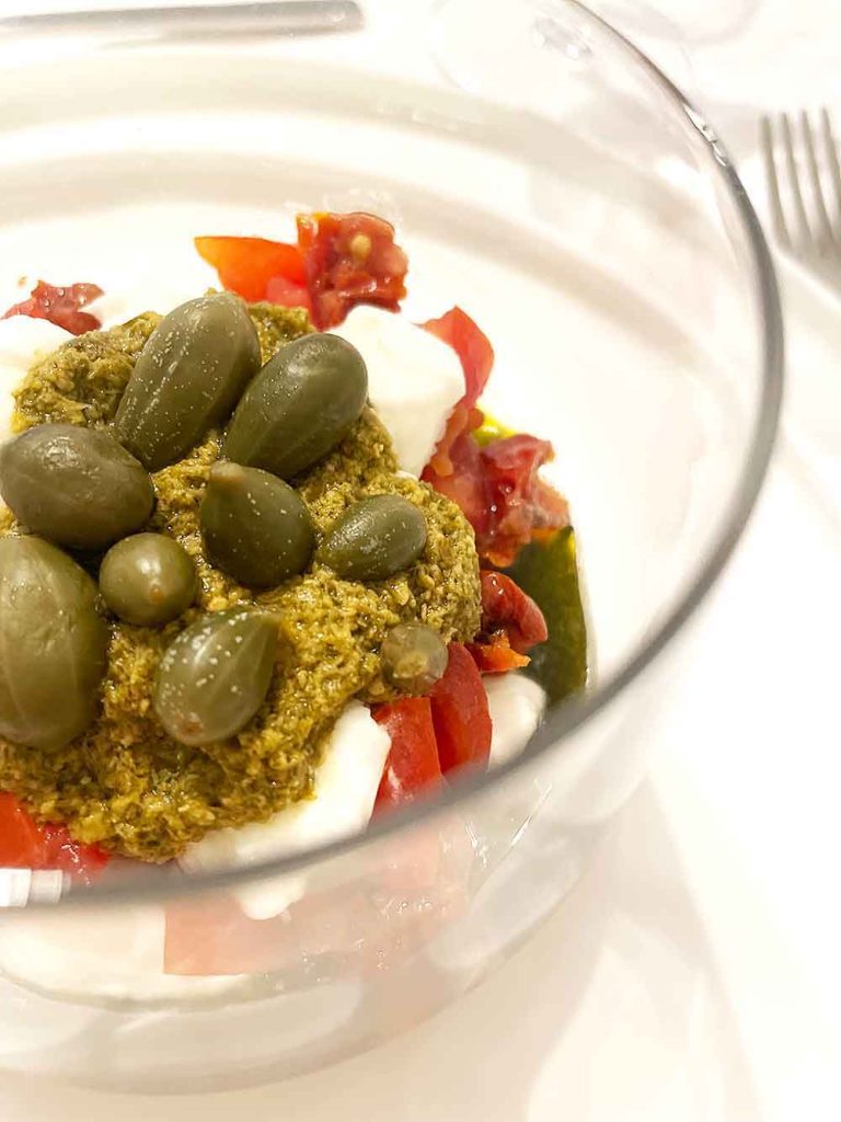 Italienische Vorspeise im Glas serviert