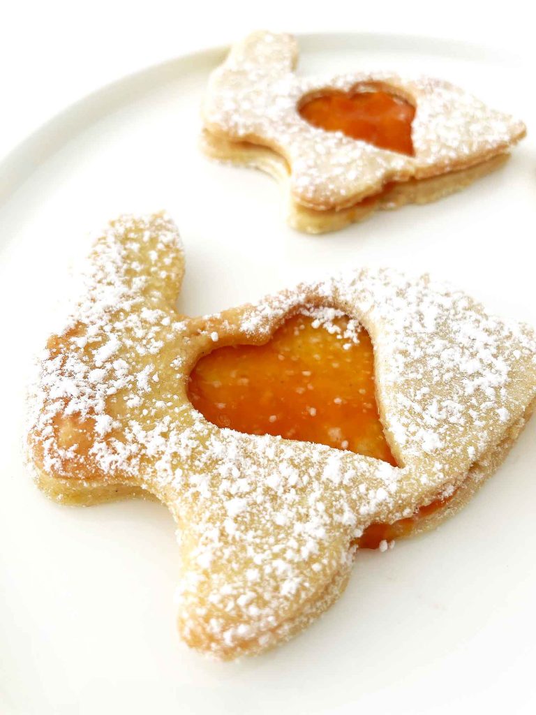 Osterhasen-Kekse mit Marmelade gefüllt