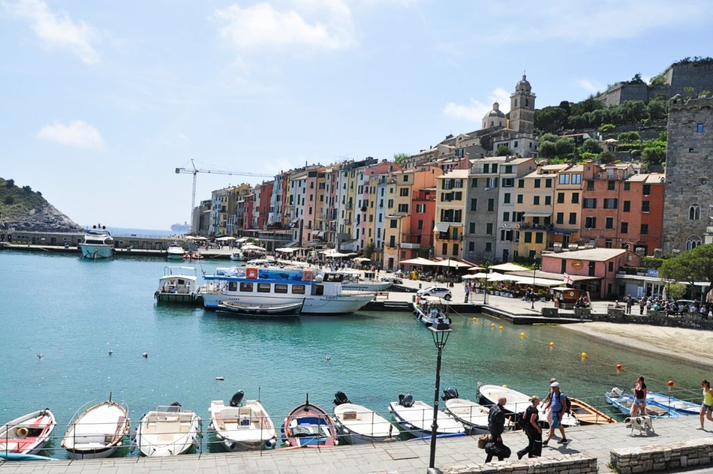 Portovenere: Blick vom Hafen auf die Uferpromenade