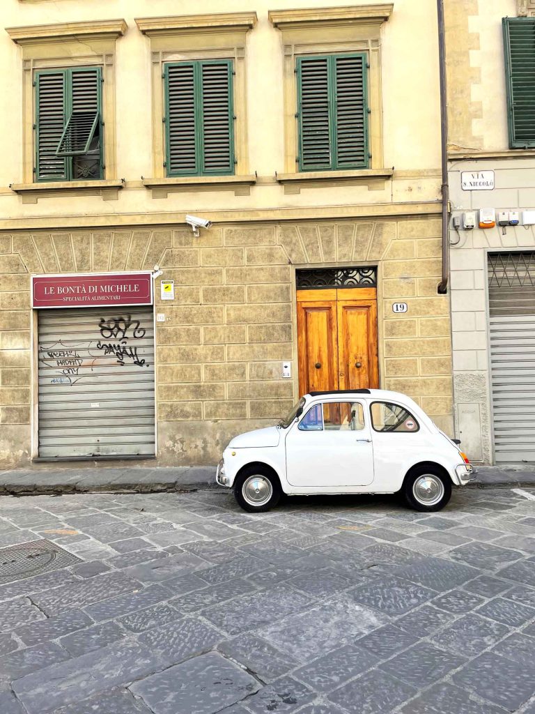 Kleines Auto in Florenz