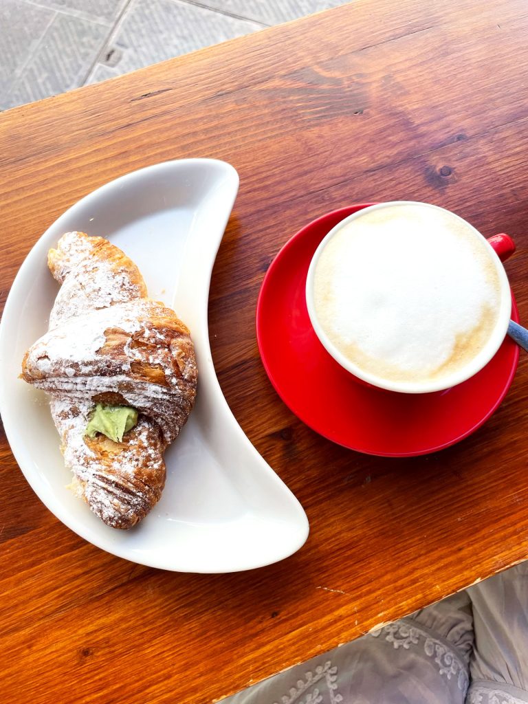 Cornetto und Cappuccino zum Frühstück