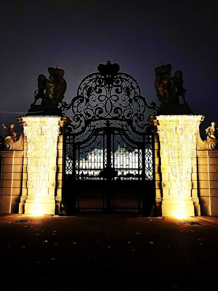 Blick auf das weihnachtliche Obere Belvedere in Wien