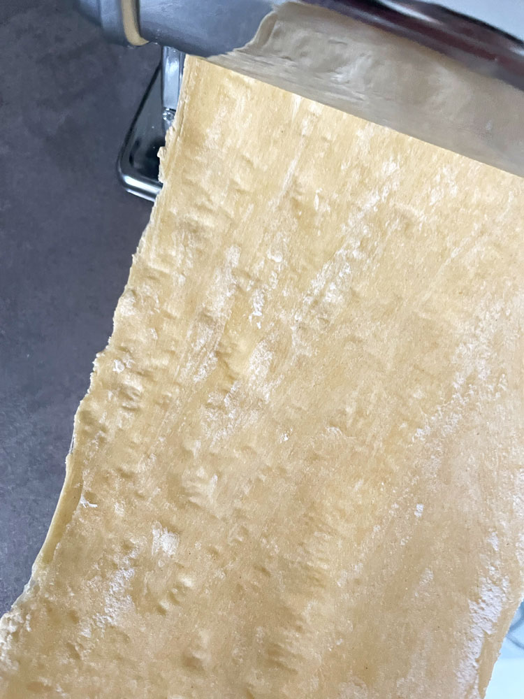 Teig in der Nudelmaschine