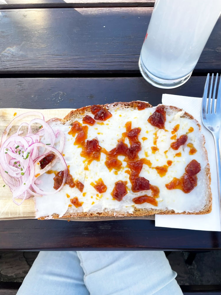 Bratenfettbrot beim Heurigen in Spitz