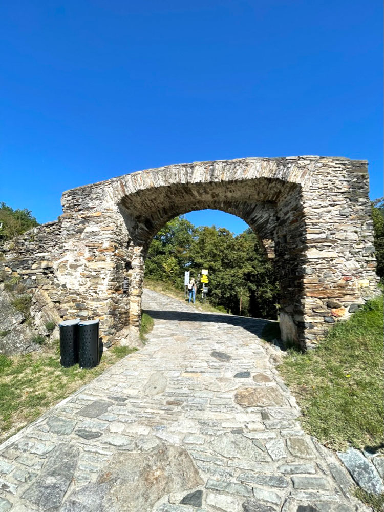 Rotes Tor am Weinwanderweg Spitz